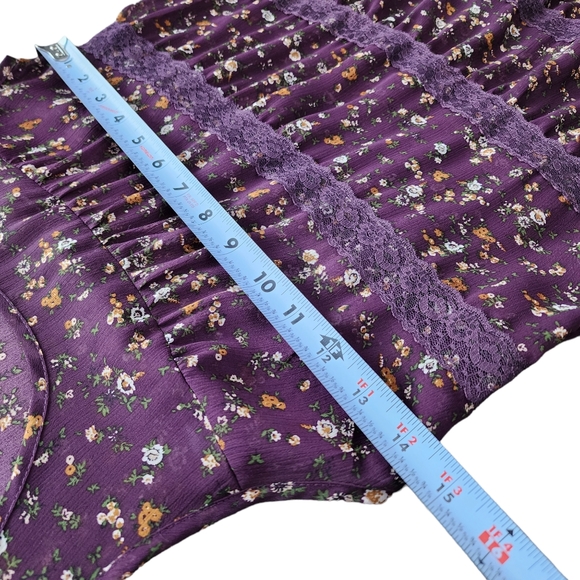 Flowy Top w/Lace Trim - Picture 5 of 5